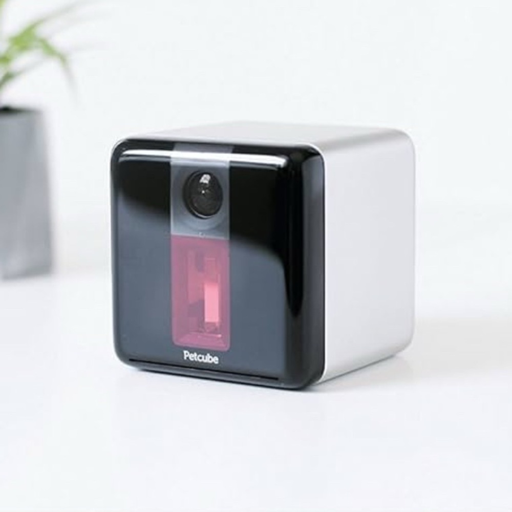 Play Smart Pet Camera with InteractiveLaser Toy. Dog/Cat Monitoring HD1080pVideo